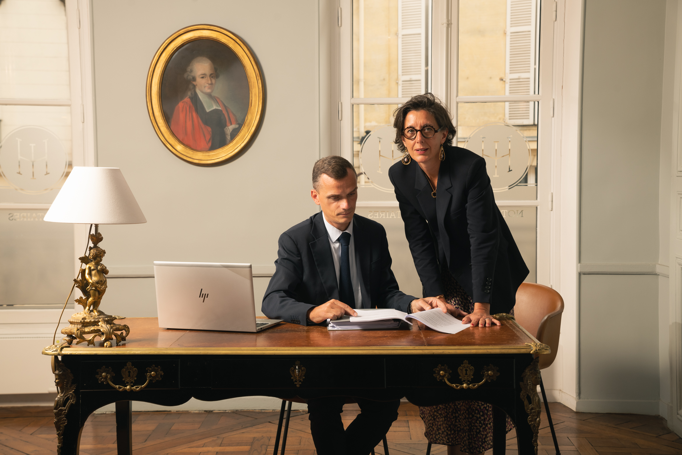 Notaires associés à leur bureau de travail