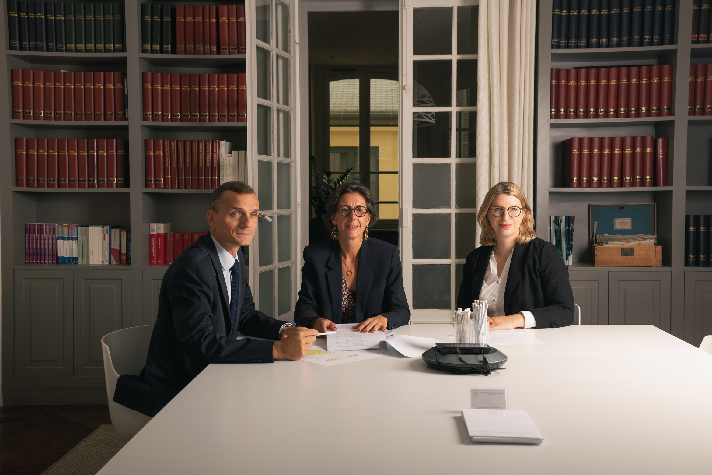 Les associés HHB Notaires en salle de réunion