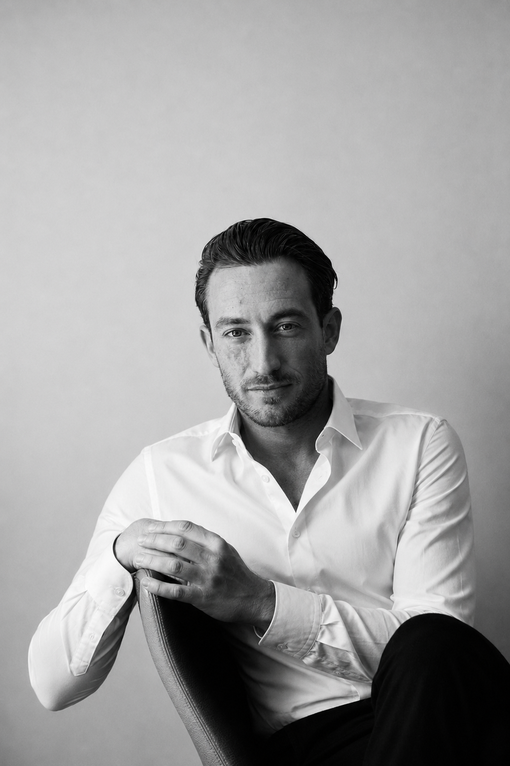 Portrait noir et blanc de Maxime Cividini assis